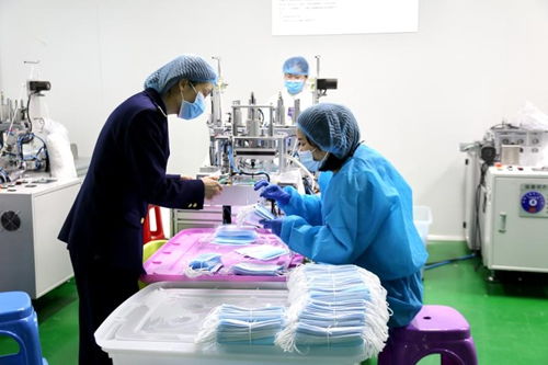 浙江省苍南县市场监管局为企业送上全县首张 医疗器械生产许可证